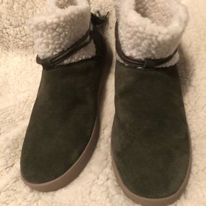 UGG olive  suede ankle boots with fur lining.  SZ8